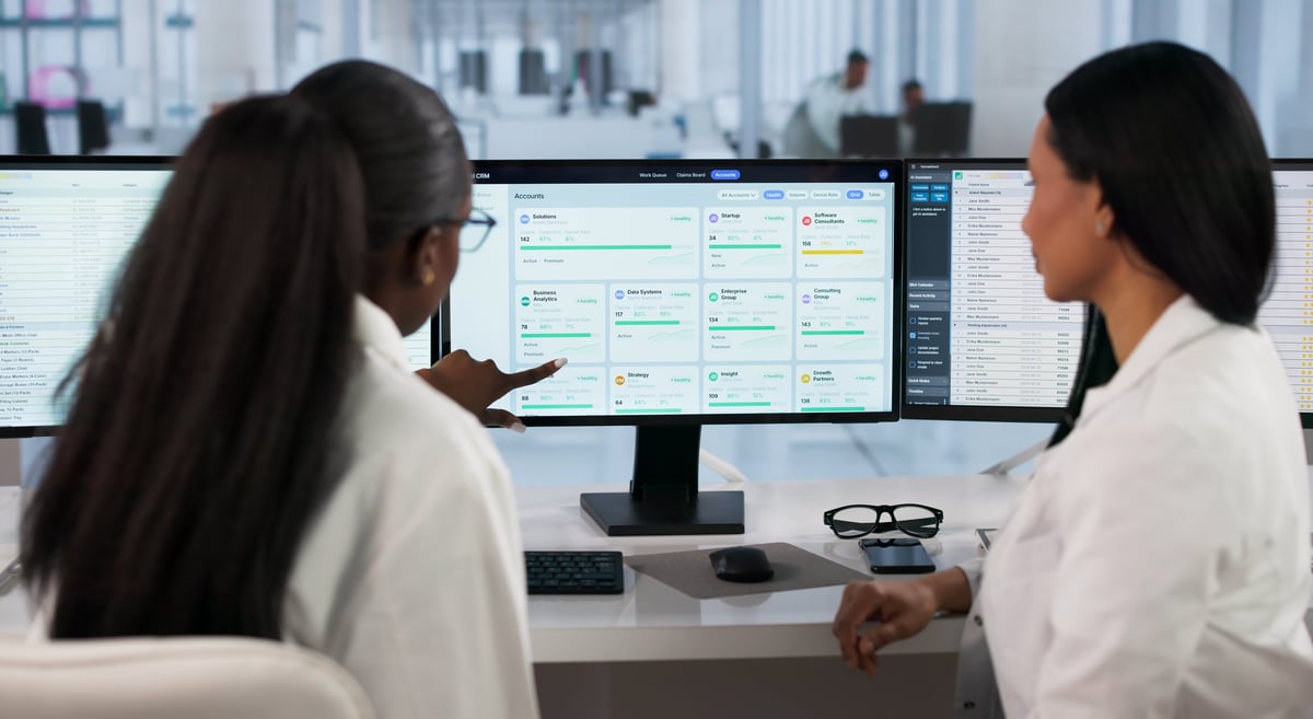 Profesional de la salud gestionando citas de pacientes con herramientas digitales