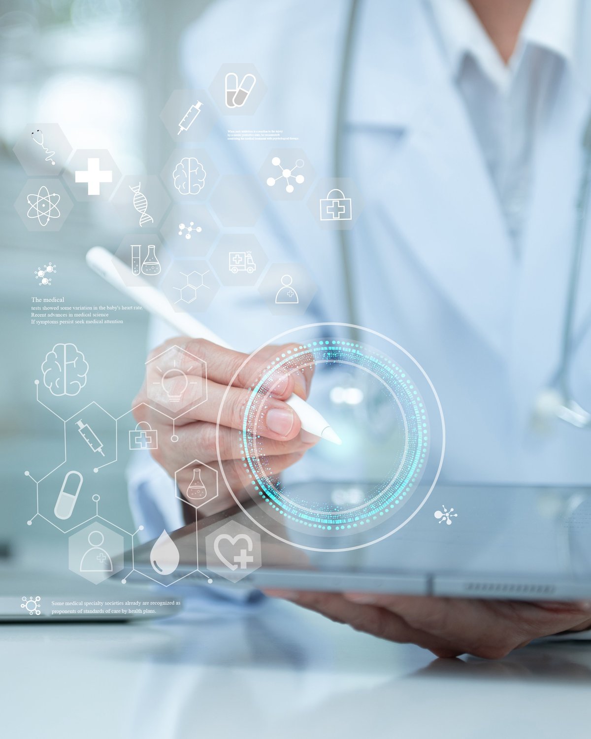 Profesional de la salud consultando información digital en una pantalla